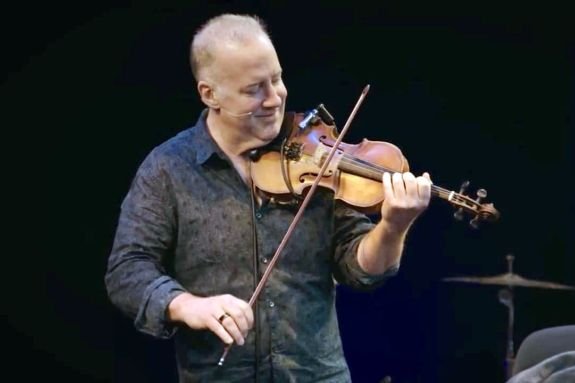 Christian Howes playing violin on stage